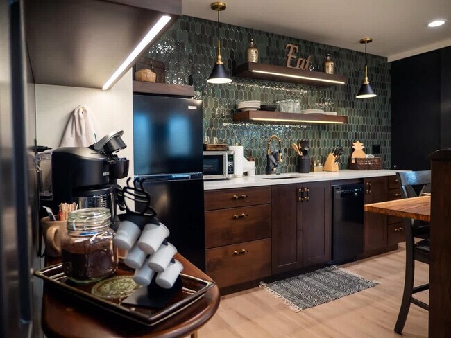 Building Photo - 3413 W Sunset Ave