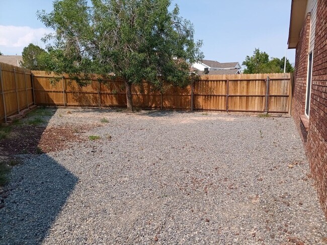Building Photo - Spacious 4-bedroom, 2-bathroom home! Comin...