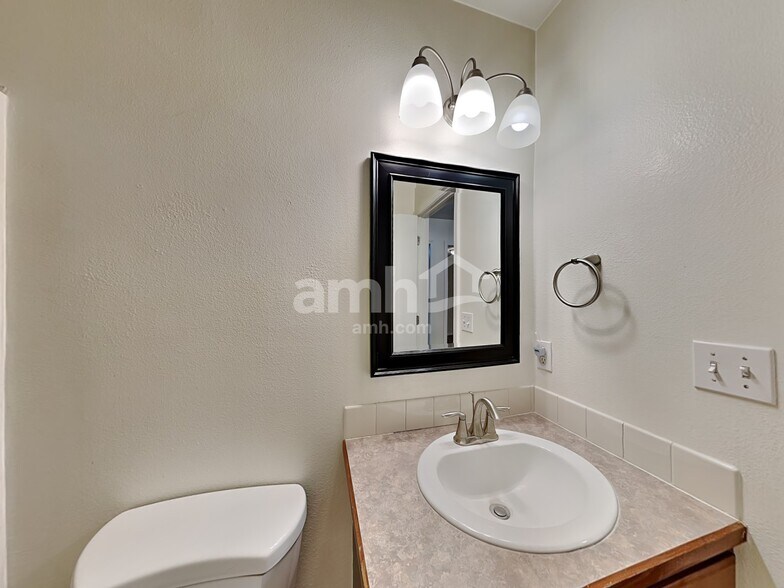 Building Photo - 1211 N Cambrick Dr