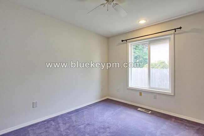 Building Photo - 4 Bed, 2 Bath Home on a Cul-de-sac in Lake...