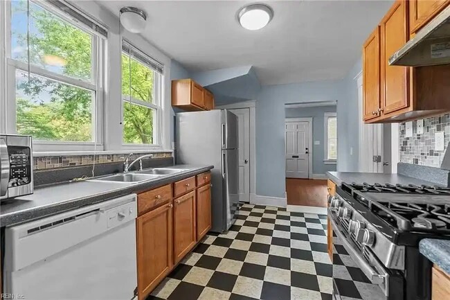 Kitchen - 1417 Melrose Pky