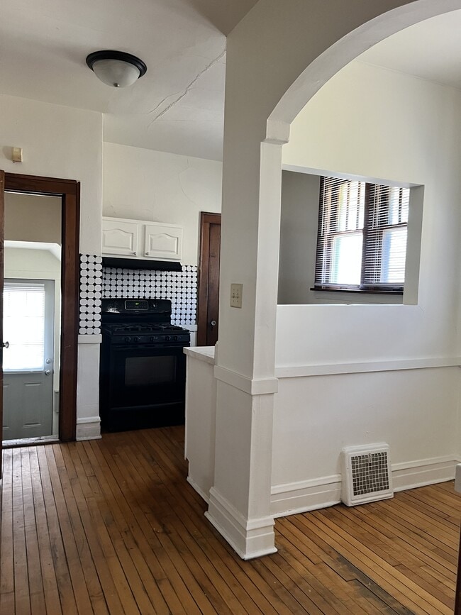Building Photo - 43 N Lewis Ave