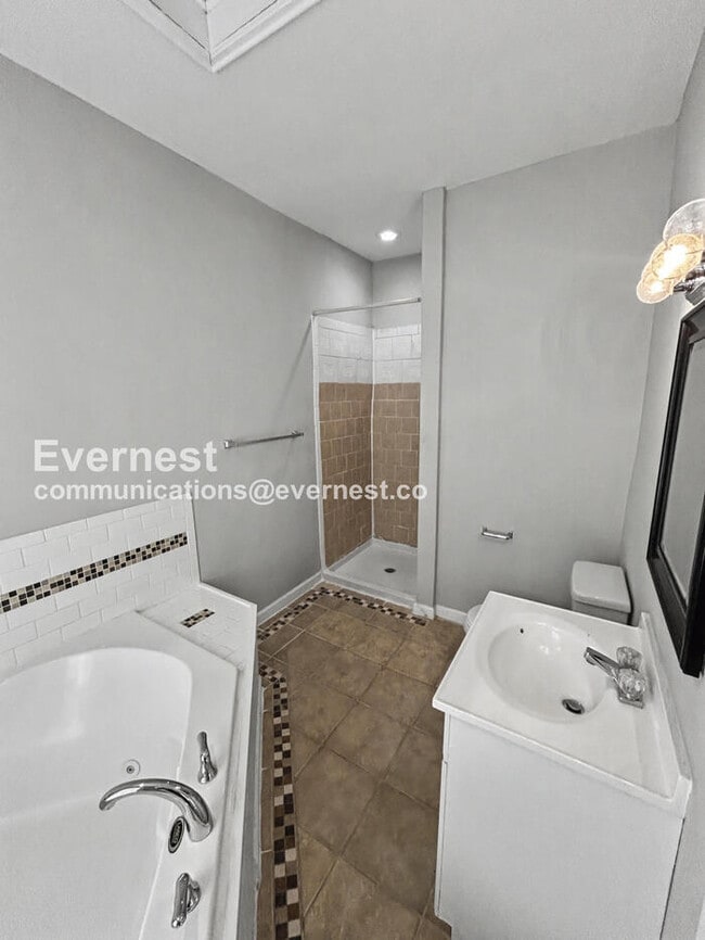 Building Photo - 1304 Oakwood Ave