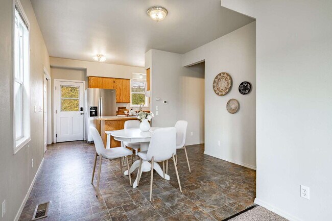 Building Photo - Sought-after 5-Bedroom Pet Friendly Home i...