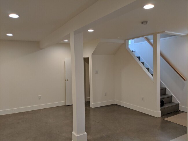 Building Photo - 121/123 N. Garrison Road