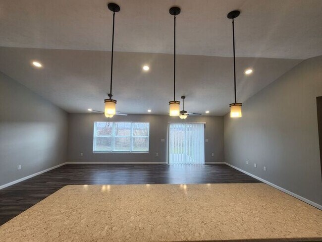 Building Photo - Explore this beautiful home and secure your place in a quiet, family-friendly area that offers th...