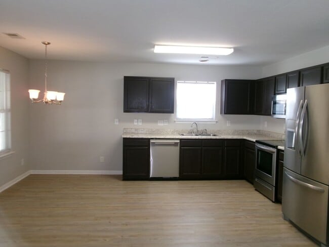 Building Photo - 3 bedroom, 2 bath home in the Inverness Community