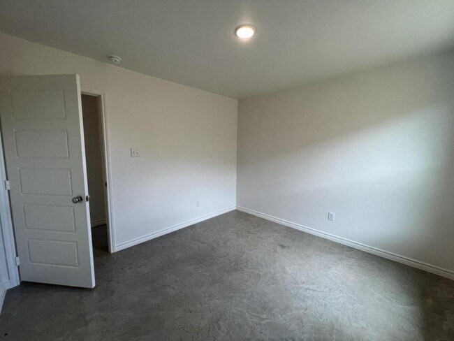 Building Photo - 113 Wind Ridge Dr