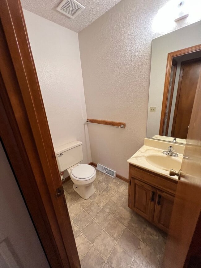 Building Photo - 3 Bedroom Duplex