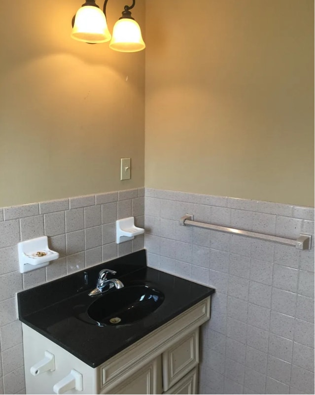 Building Photo - 2208 W 48th St