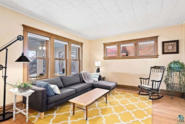 Building Photo - Available For A July/August 1st - 3 Bedroo...