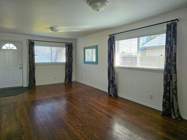 Building Photo - Bring the Pets!  Midtown 2 Bdrm Cottage, w/Den, 2 bath, All Appliances incl washer/dryer, Storage
