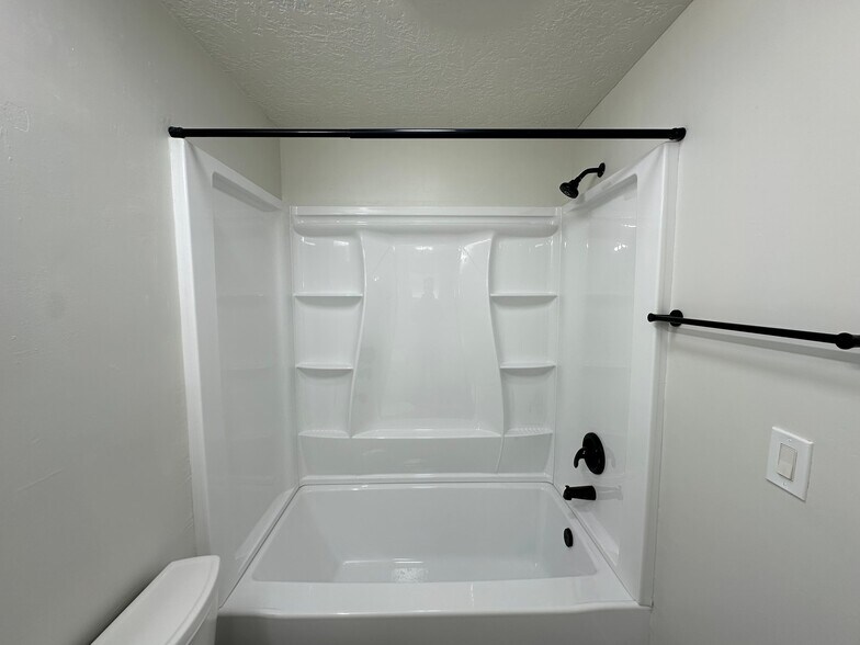 Building Photo - 951 N Redwood Rd