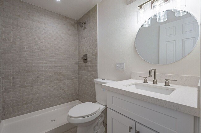 Building Photo - Updated townhome near Central Phx/Biltmore!