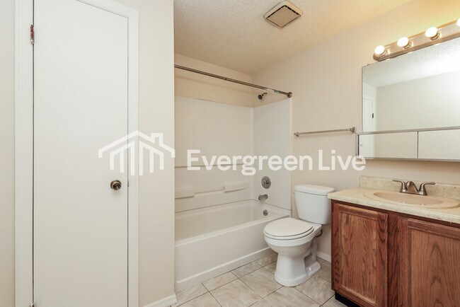 Building Photo - 4735 Stonehedge St