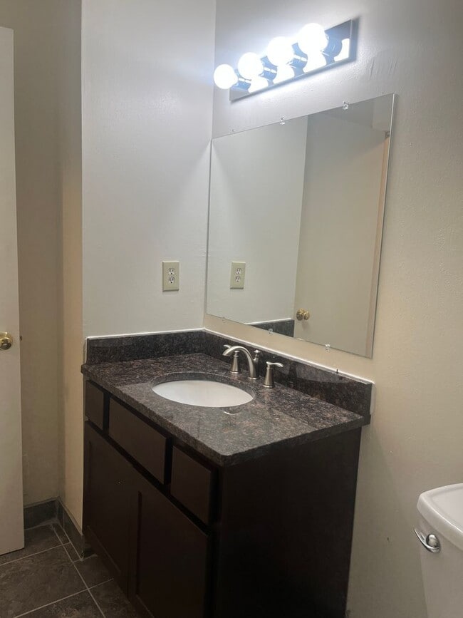Building Photo - Grafton Townhomes Huge 3 Bedroom -