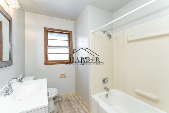 Building Photo - Recently Renovated 5 Bedroom Home! *1/2 OFF FIRST MONTH OF RENT*