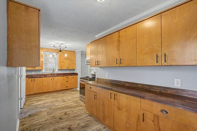 Building Photo - 2 bedroom minutes from SCAD