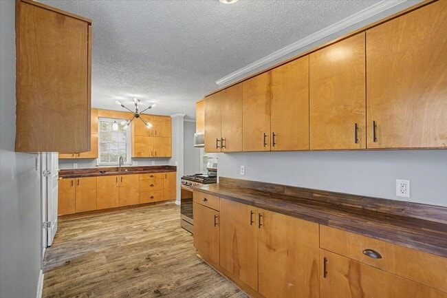 Building Photo - 212 W 58th St