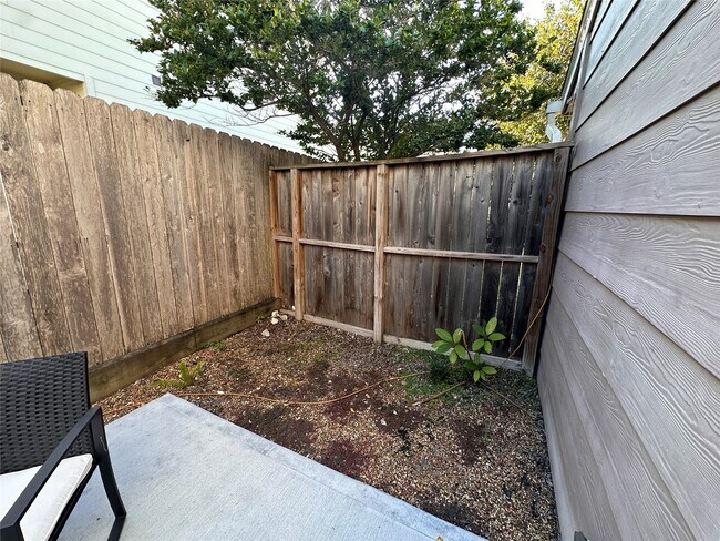 Building Photo - 13821 Hollowgreen Dr