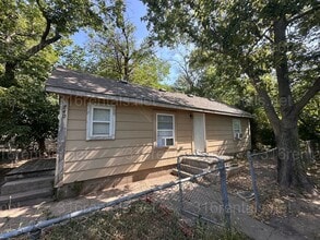 Building Photo - $625 - 1 bed 1 bath - Single Family Home secluded in the back of the main home 742 Hendryx