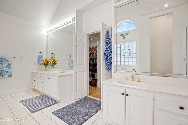 Building Photo - Beautifully updated 4-bedroom, 3-bath prop...