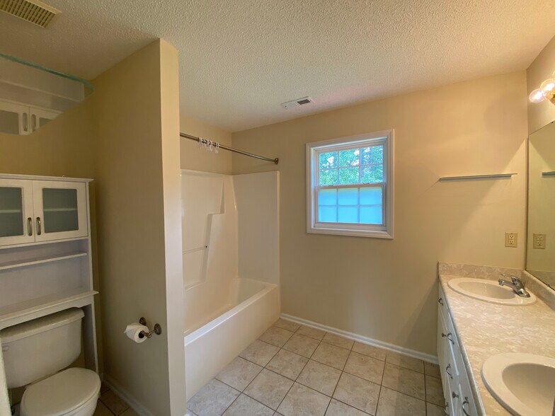 Building Photo - Room in House on Ujamaa Dr