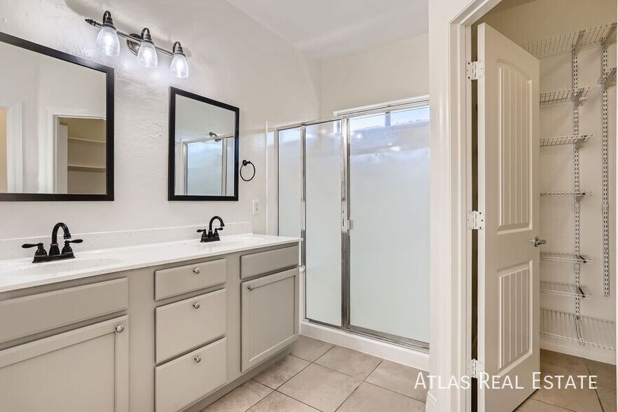 Building Photo - 13723 W Maui Ln