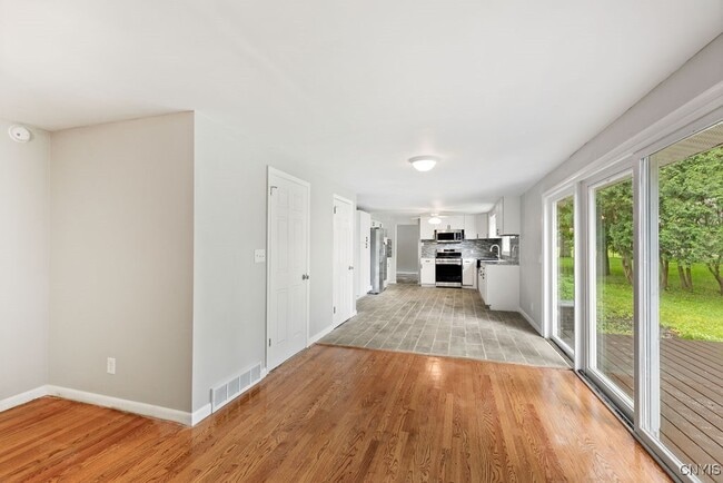 Building Photo - 117 Treeland Cir