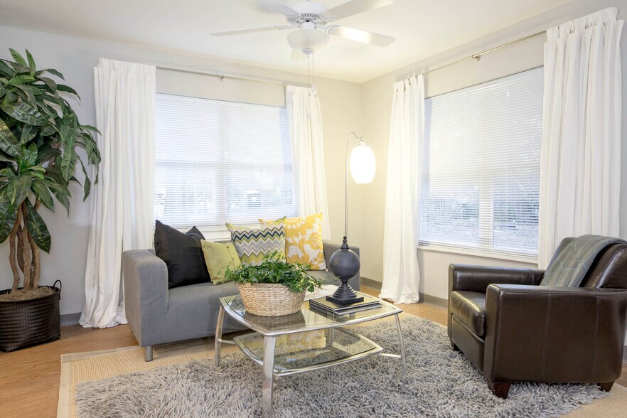 Building Photo - 1507 Little John Cir