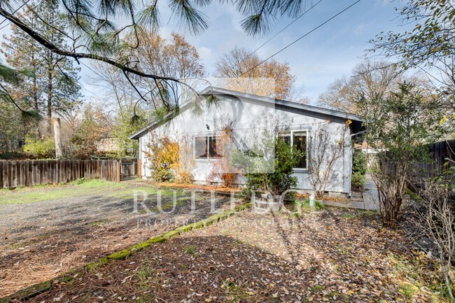 Building Photo - 3 Bedroom / 3 Bath Home Available in the Heart of Shady Cove!