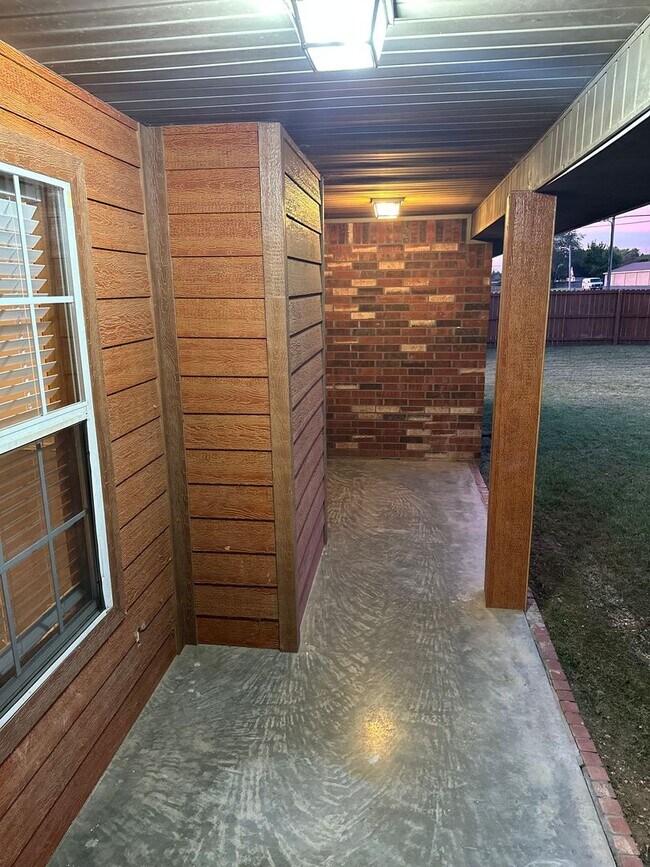 Building Photo - Available August 1st! 3-Bedroom, 2-Bathroom Home in East Rogers