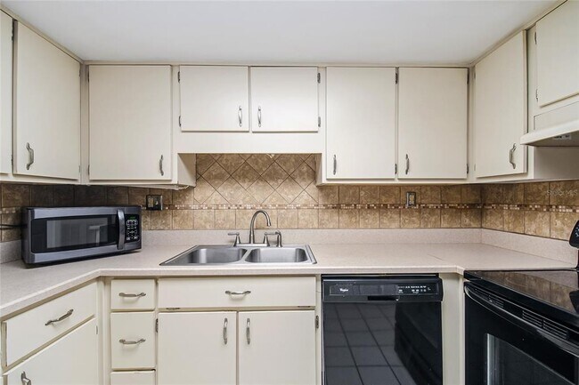 Building Photo - 200 Maitland Ave