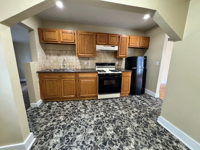 Building Photo - 1565 Jermain Dr