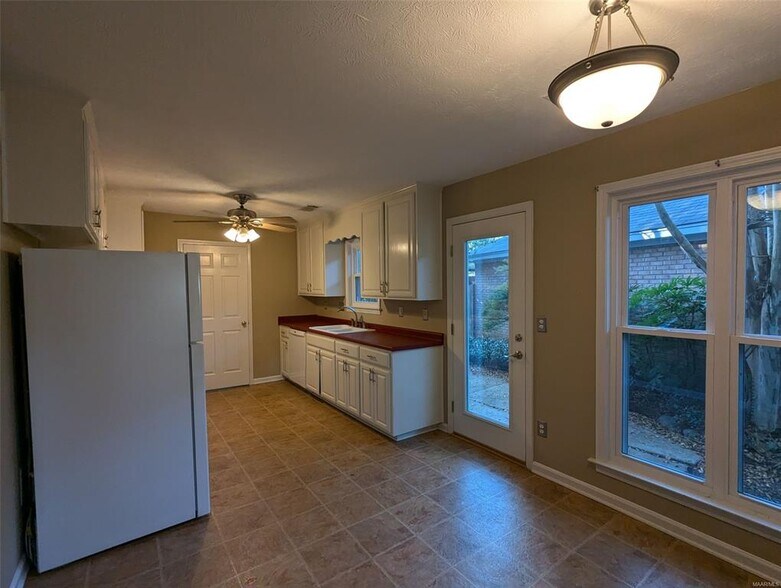 Building Photo - 557 Forest Ridge Ct