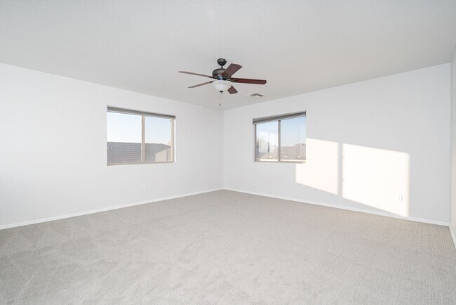 Building Photo - 4 bed, 2.5 bath, 2,251 sqft