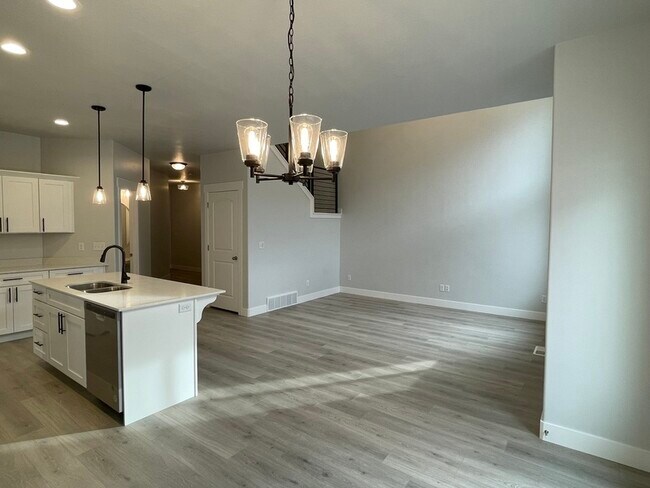 Building Photo - 3740 W