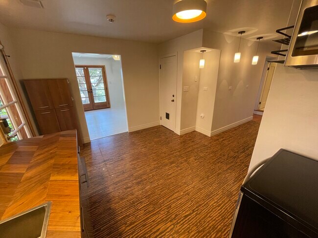 Building Photo - 1915 Oakview Dr