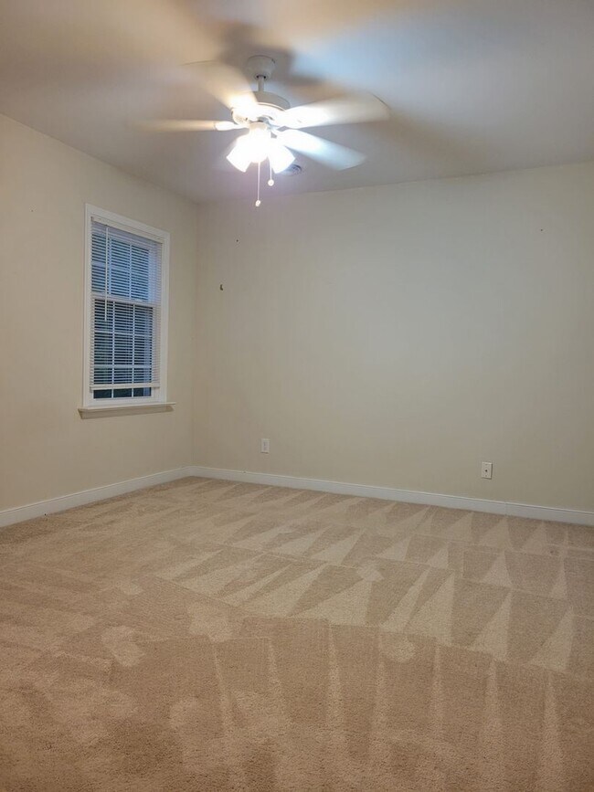 Building Photo - Huge 5 bedroom upgraded Colonial with larg...