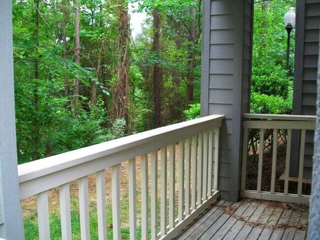 Building Photo - Updated, polished 2br END UNIT in Mill Cre...