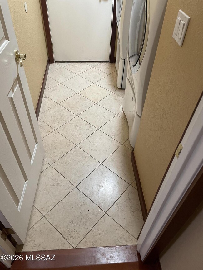 Building Photo - 9175 N Palm Brook Dr