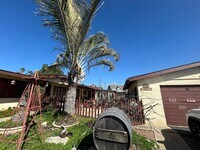 Building Photo - Cozy 2-Bedroom Duplex with Fireplace & Sunroom in Vista – Don’t Miss Out!