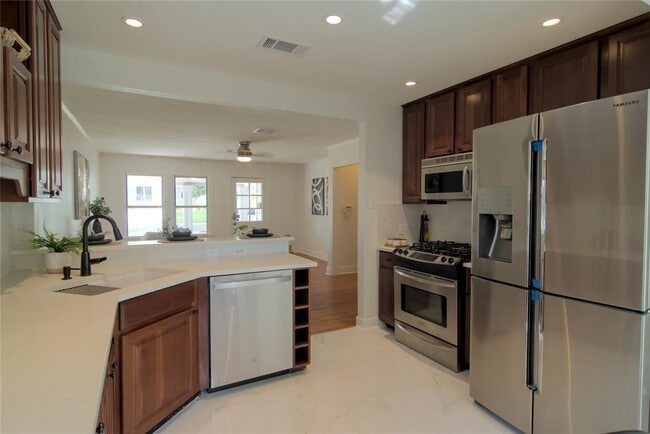 Building Photo - 1505 Karen Ave