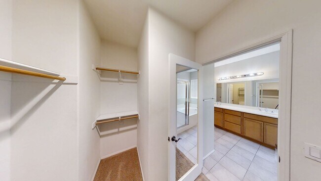 Building Photo - Spacious 4 bedroom 3 bath