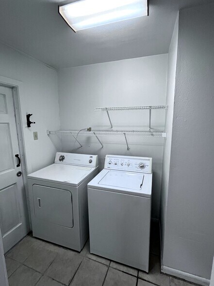 Building Photo - 3022 Wilshire Dr