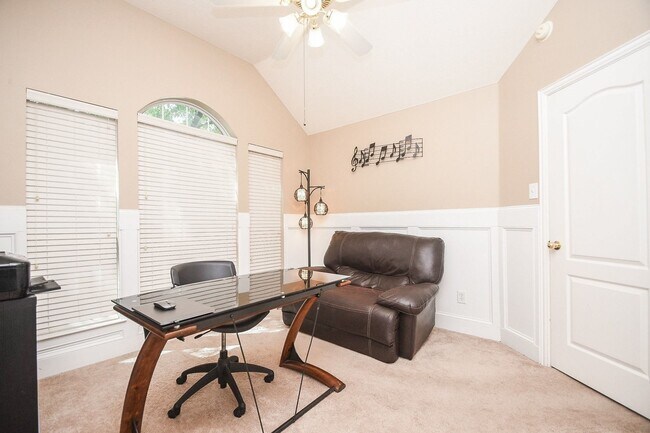 Building Photo - 5823 Knollwood Tr