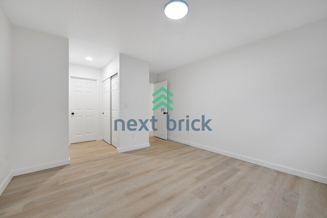 Building Photo - 2 Bed 1 Bath Condo