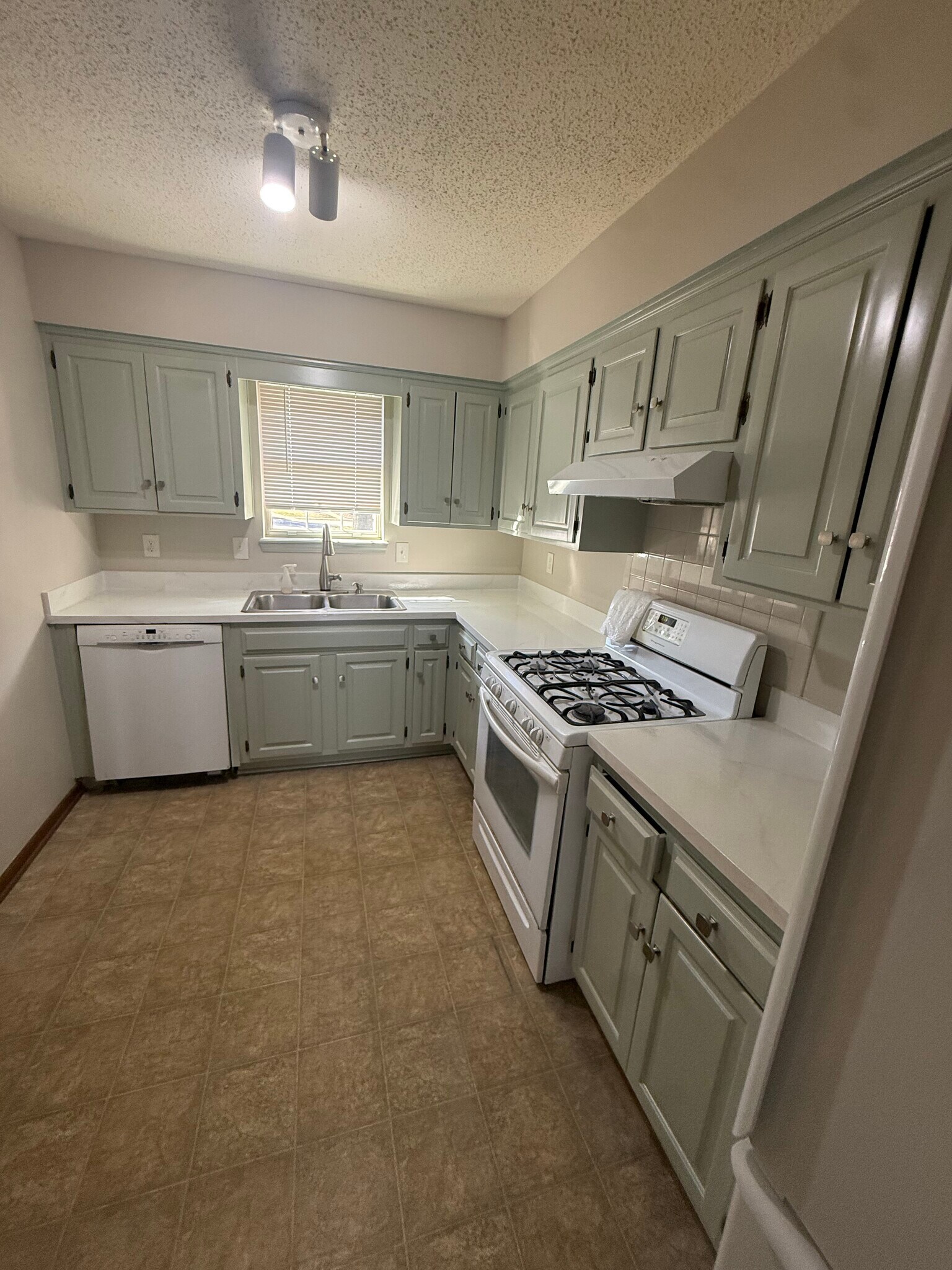 Building Photo - 1011 NW Porter Ct