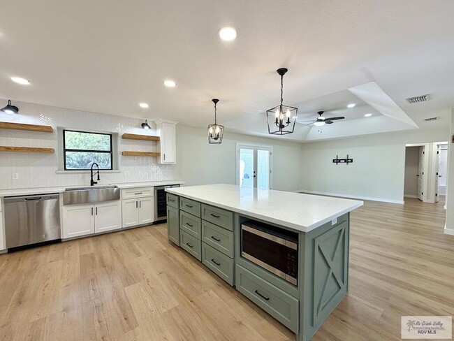 Building Photo - 35059 Anaqua Dr
