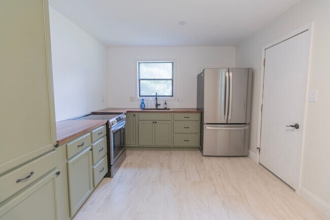 Building Photo - Beautifully Updated 3BR Home w/ Bonus Room, Fenced Yard & Garage